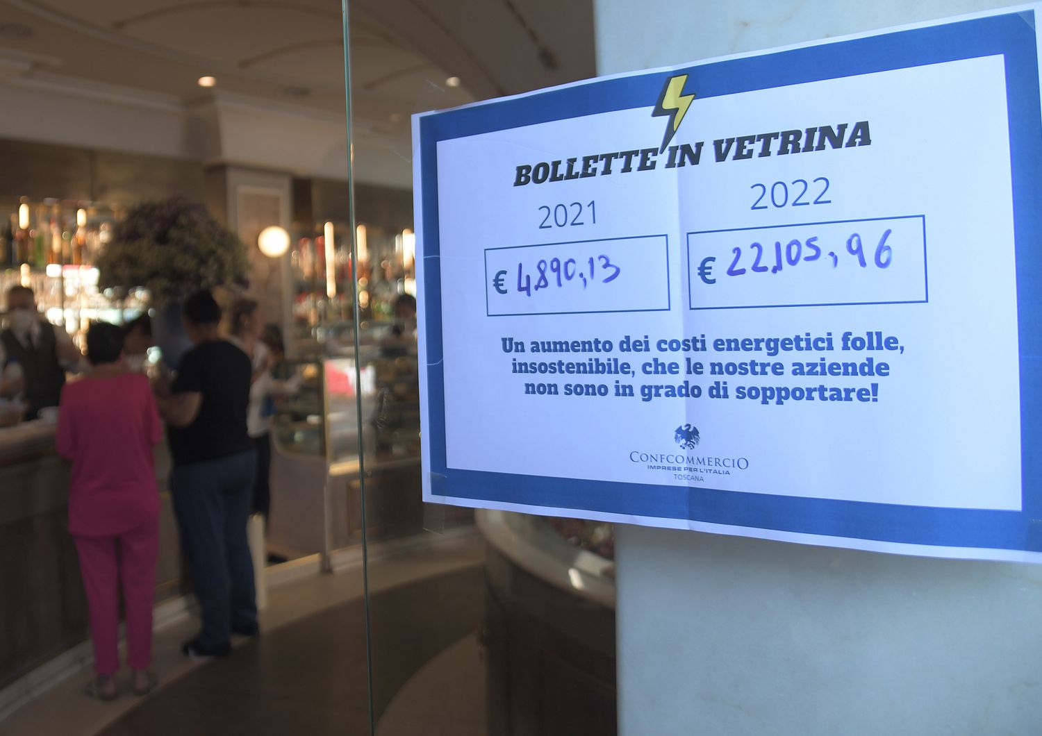 Bollette in vetrina a Firenze&nbsp;