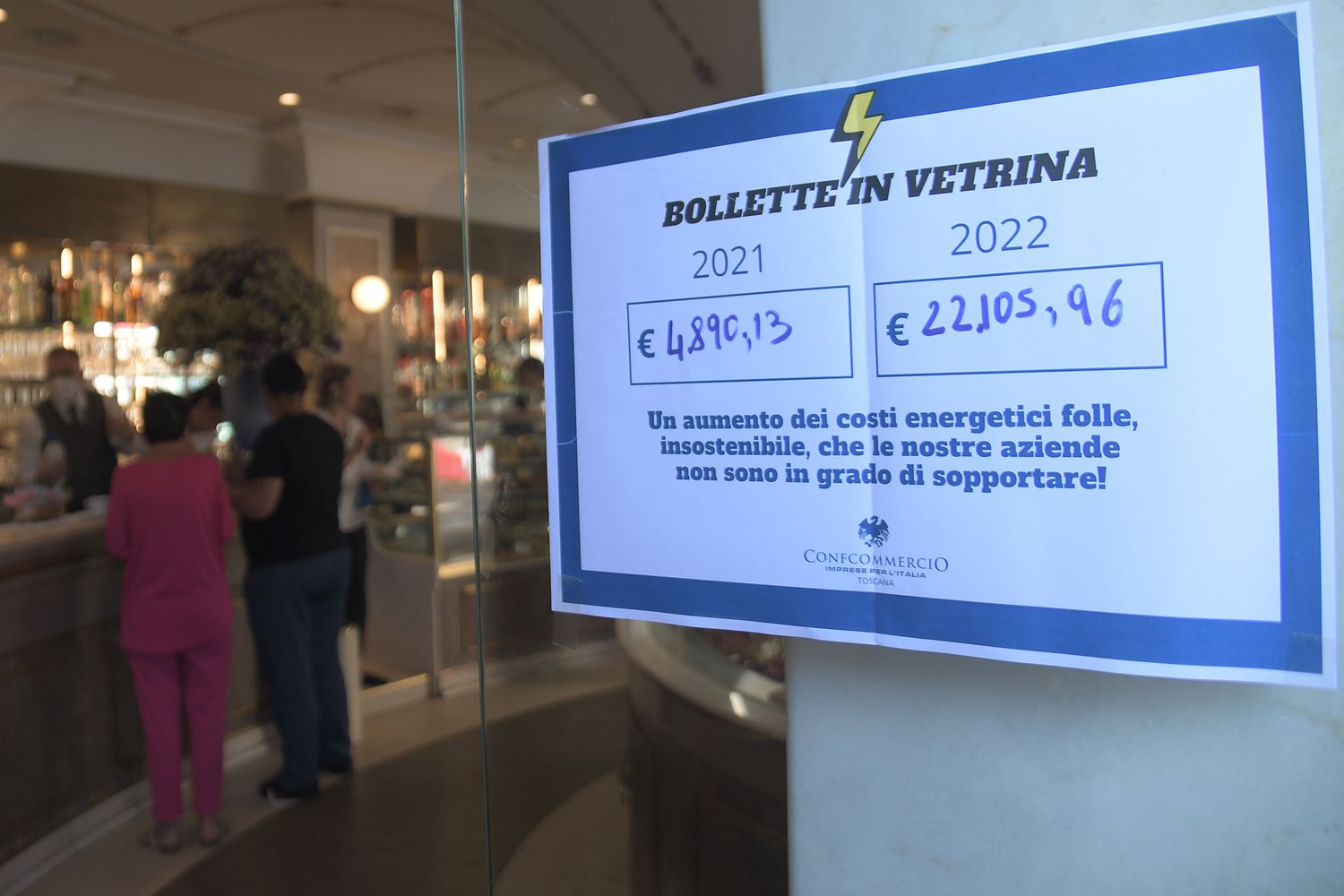 Bollette in vetrina a Firenze&nbsp;