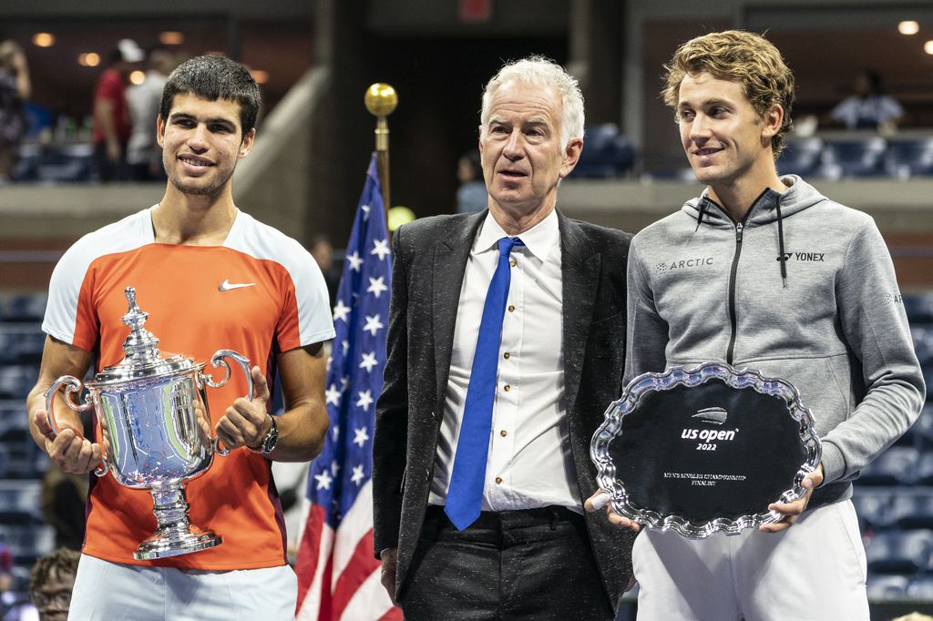Carlos Alcaraz, John McEnroe e Casper Ruud durante la premiazione agli Us Open 2022