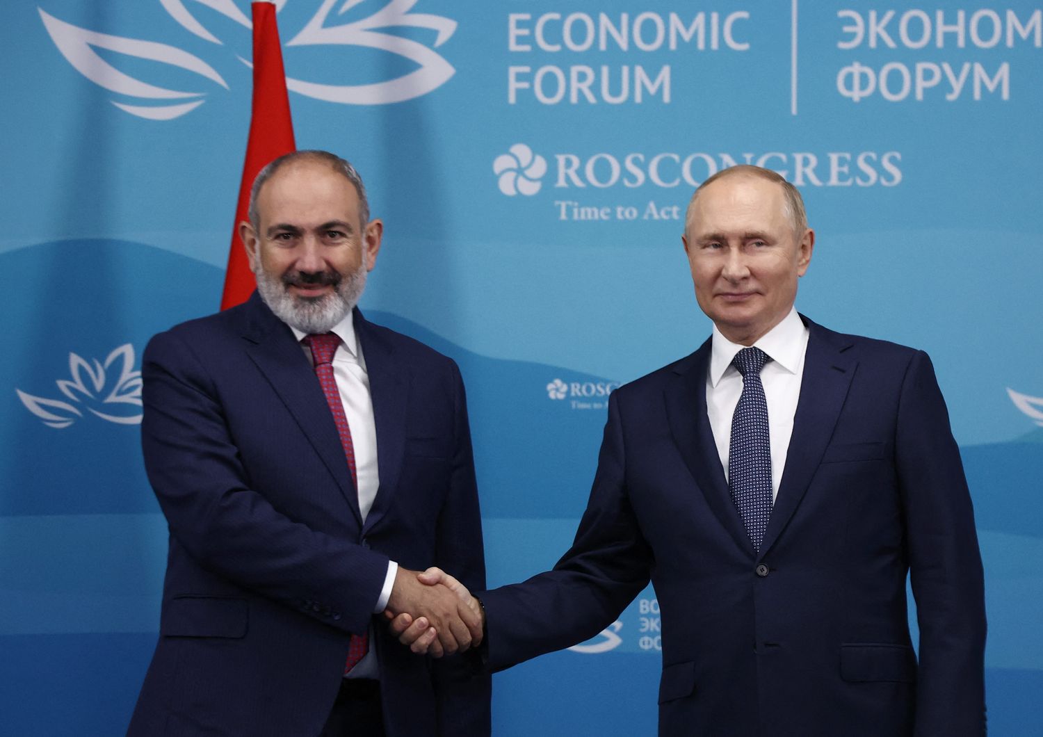 Vladimir Putin e il primo ministro armeno Nikol Pashinyan &nbsp;