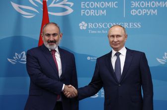 Vladimir Putin e il primo ministro armeno Nikol Pashinyan &nbsp;