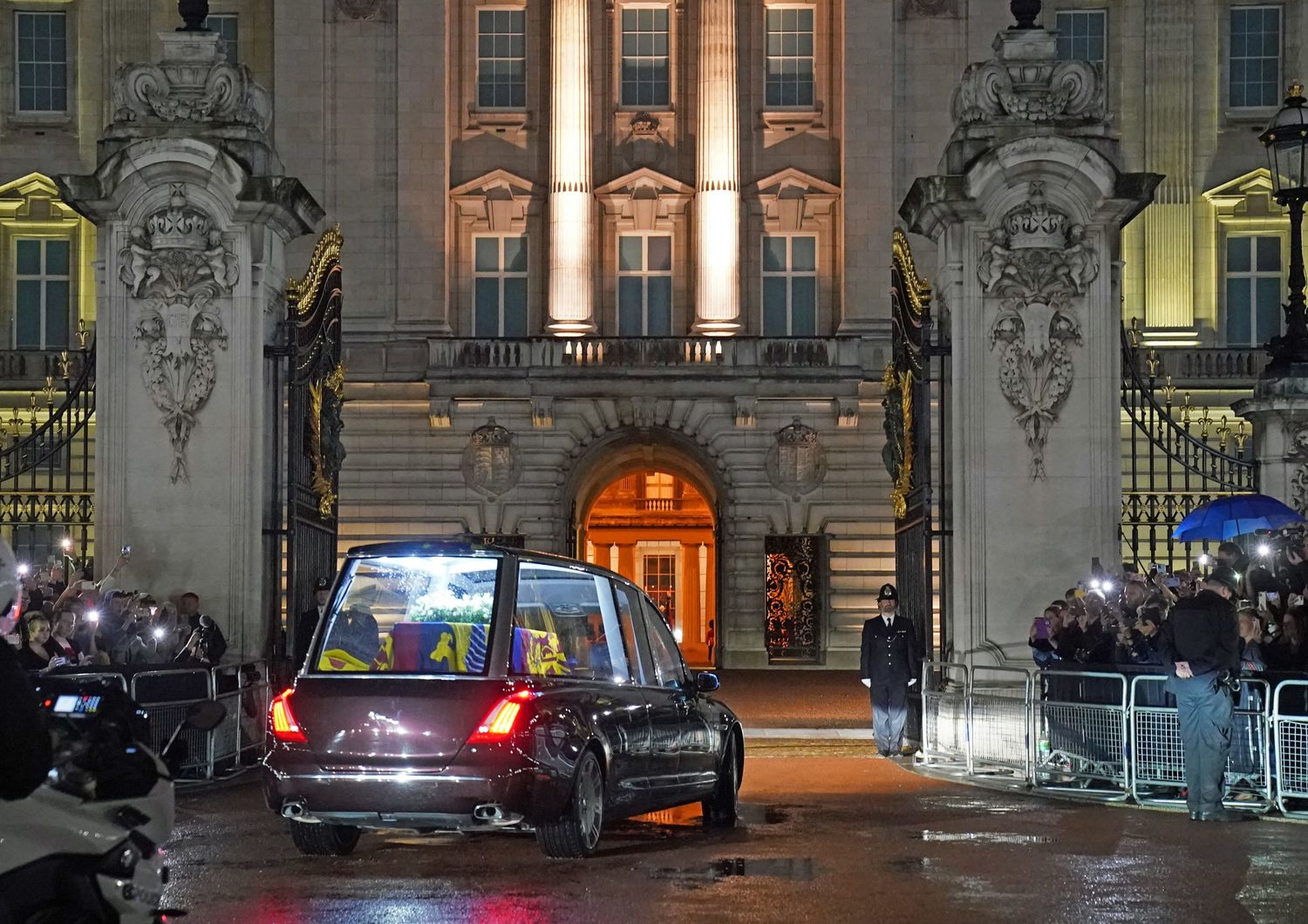 Il feretro di Elisabetta II arriva a Buckingham Palace &nbsp;