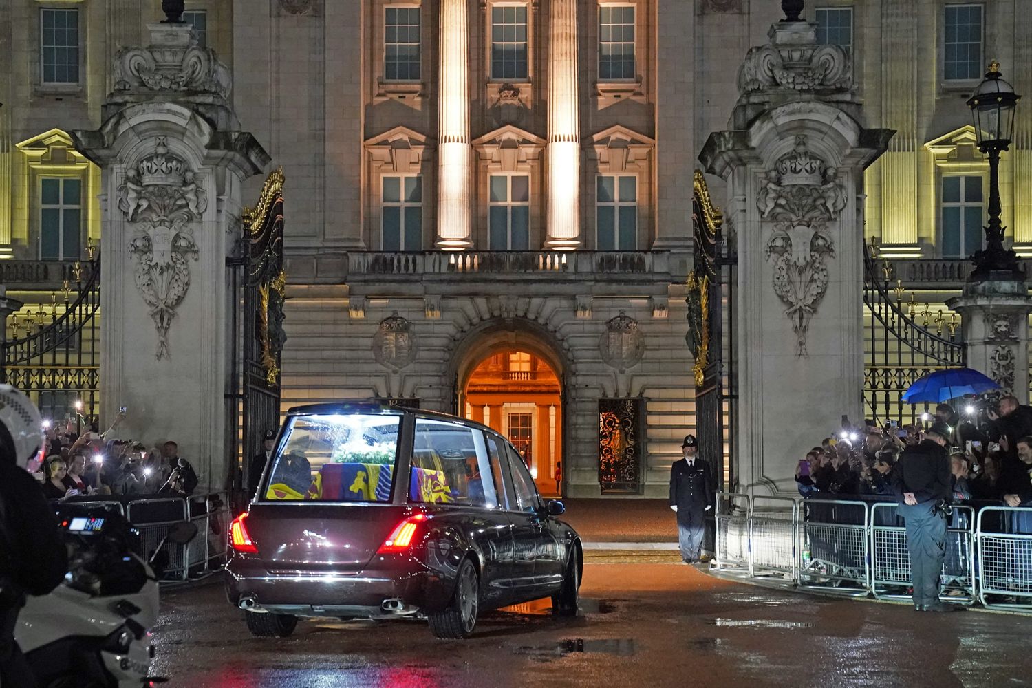 Il feretro di Elisabetta II arriva a Buckingham Palace &nbsp;