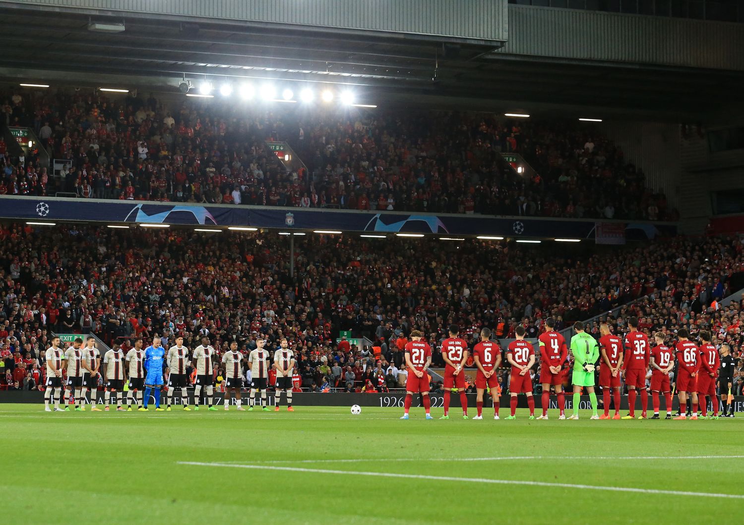 Lo stadio di Anfield rende omaggio a Elisabetta II