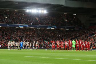 Lo stadio di Anfield rende omaggio a Elisabetta II