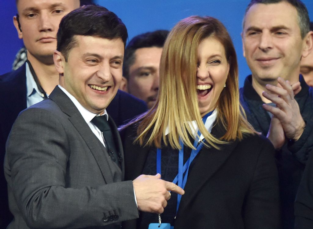Olena Zelenska con il marito il giorno delle elezioni