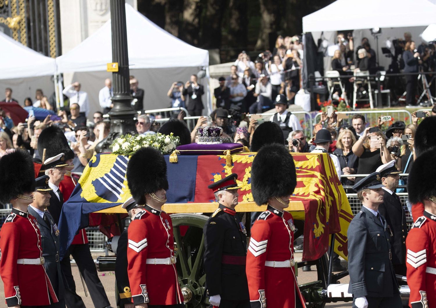 Il feretro della regina Elisabetta II durante la processione da Buckingham Palace al Palazzo di Westminster