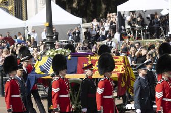 Il feretro della regina Elisabetta II durante la processione da Buckingham Palace al Palazzo di Westminster