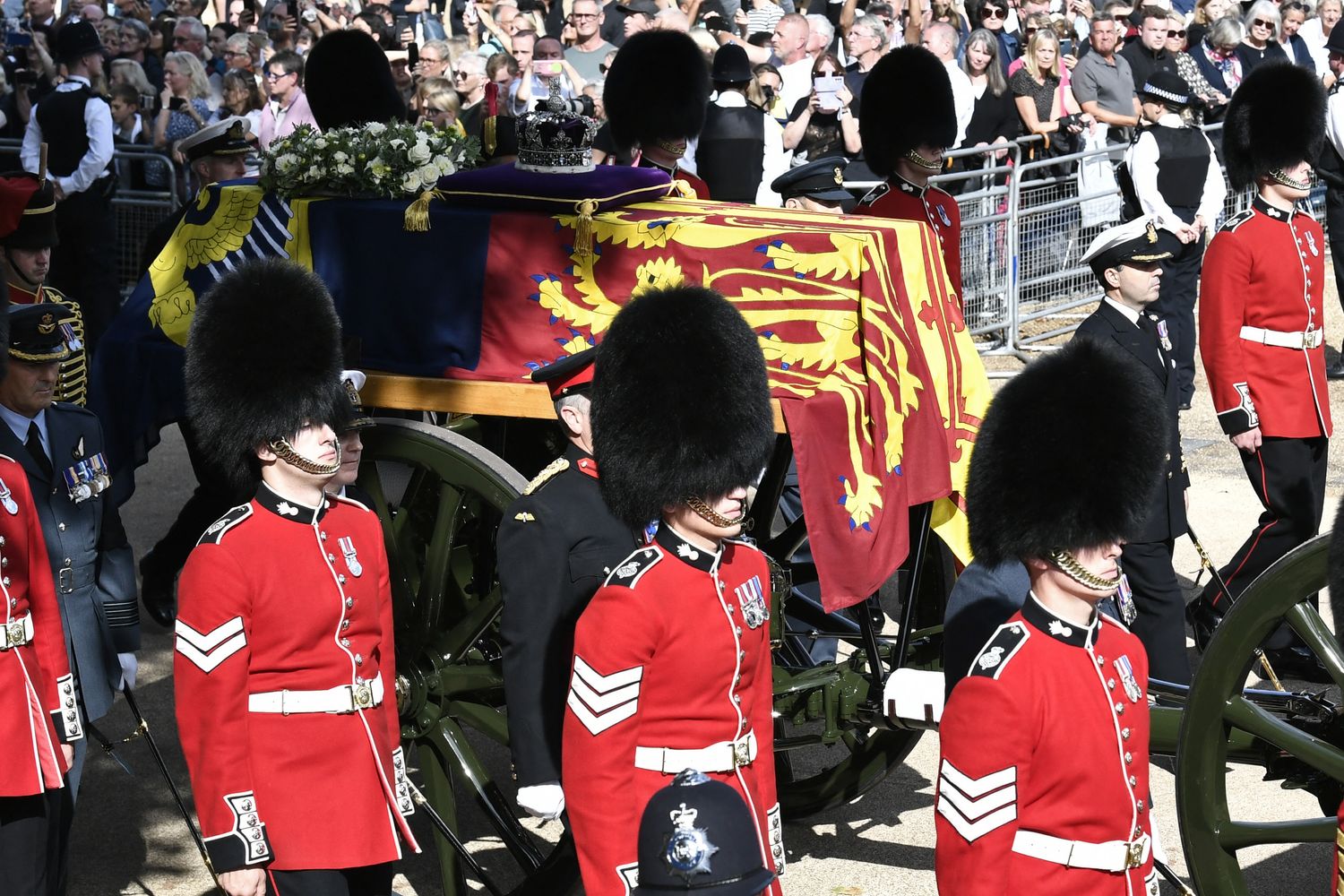 Il feretro della regina Elisabetta