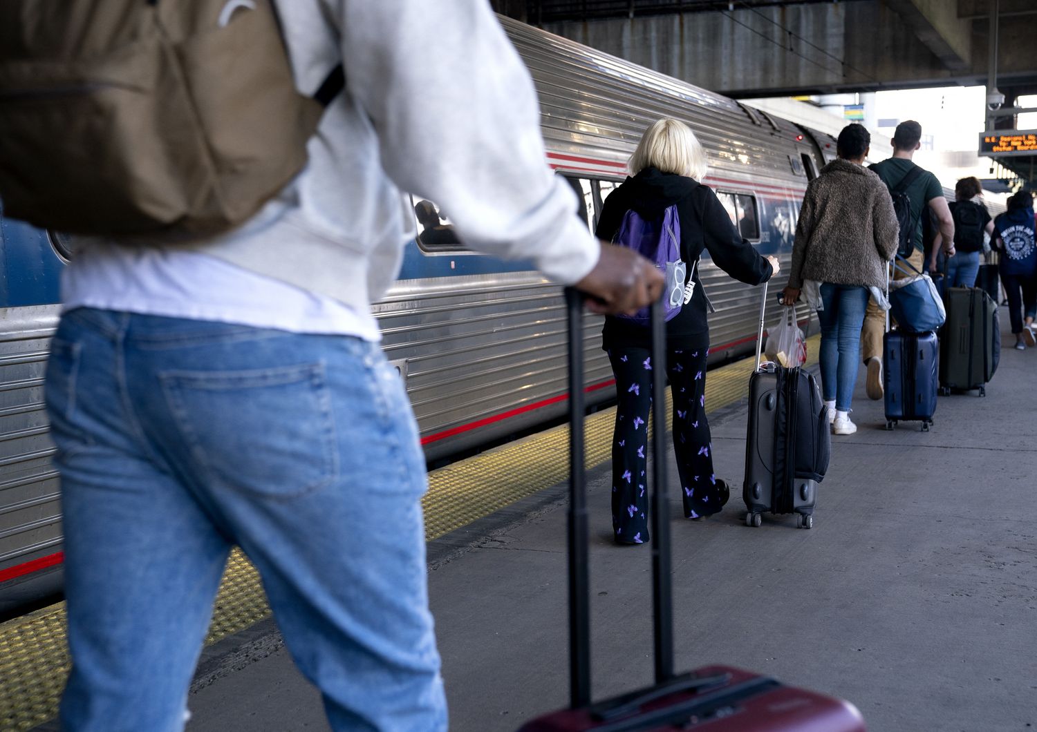 Passeggeri che attendono un treno a Washington