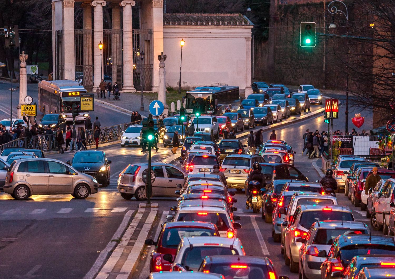 Lunghe file ai semafori di piazzale Flaminio a Roma