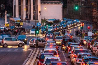 Lunghe file ai semafori di piazzale Flaminio a Roma