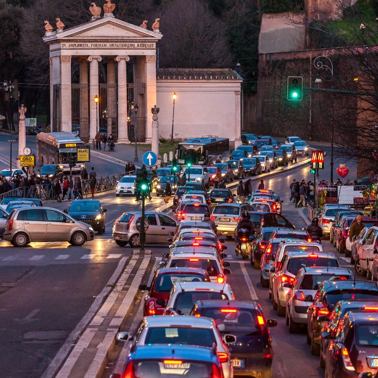 Lunghe file ai semafori di piazzale Flaminio a Roma