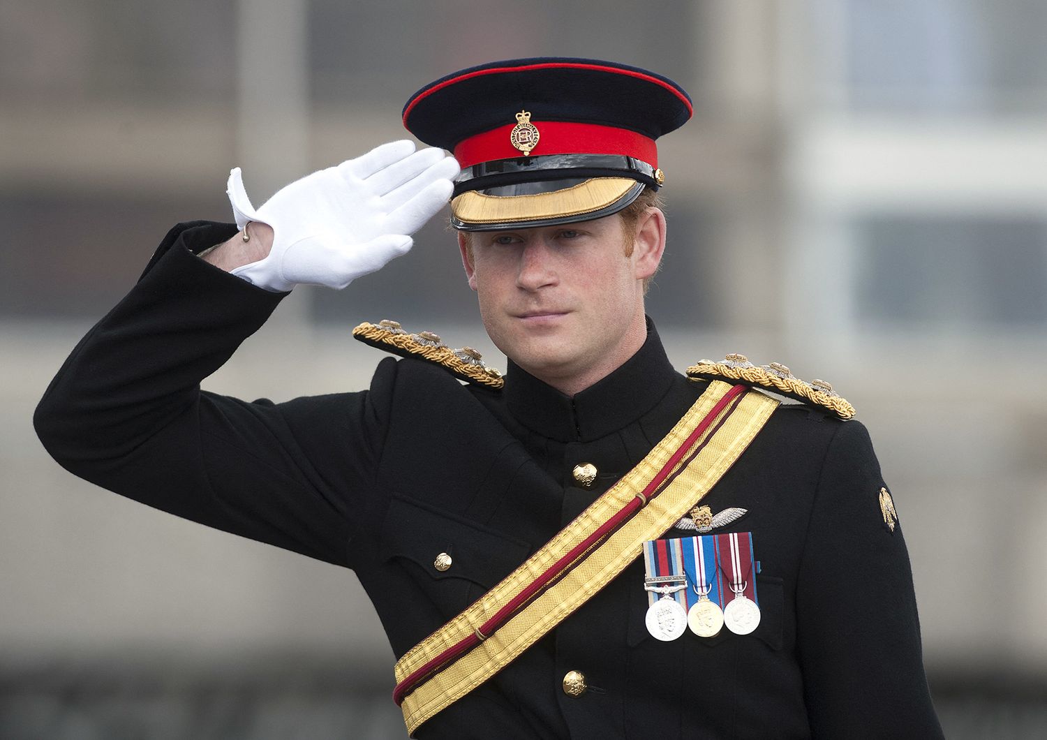 elisabetta ii buckingham palace harry in uniforme a veglia