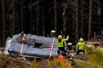 Resti della cabina coinvolta nella tragedia della funivia del Mottarone