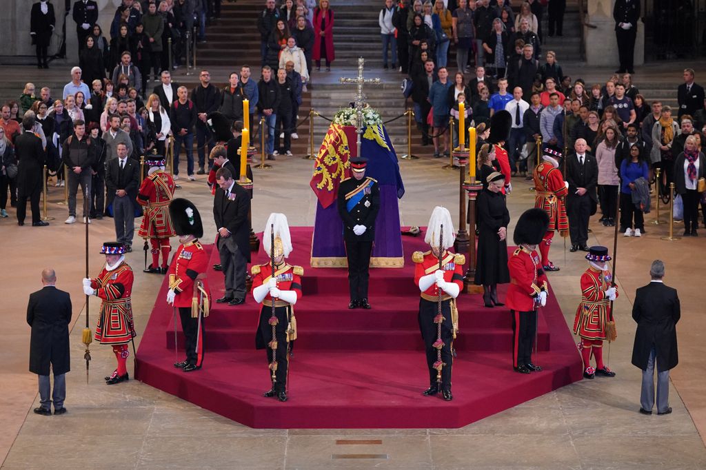 La veglia degli 8 nipoti della regina Elisabetta a Westminster Hall&nbsp;