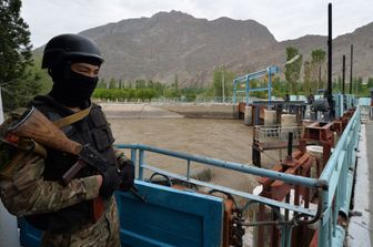 Un membro delle forze speciali kirghise alla frontiera con il Tagikistan