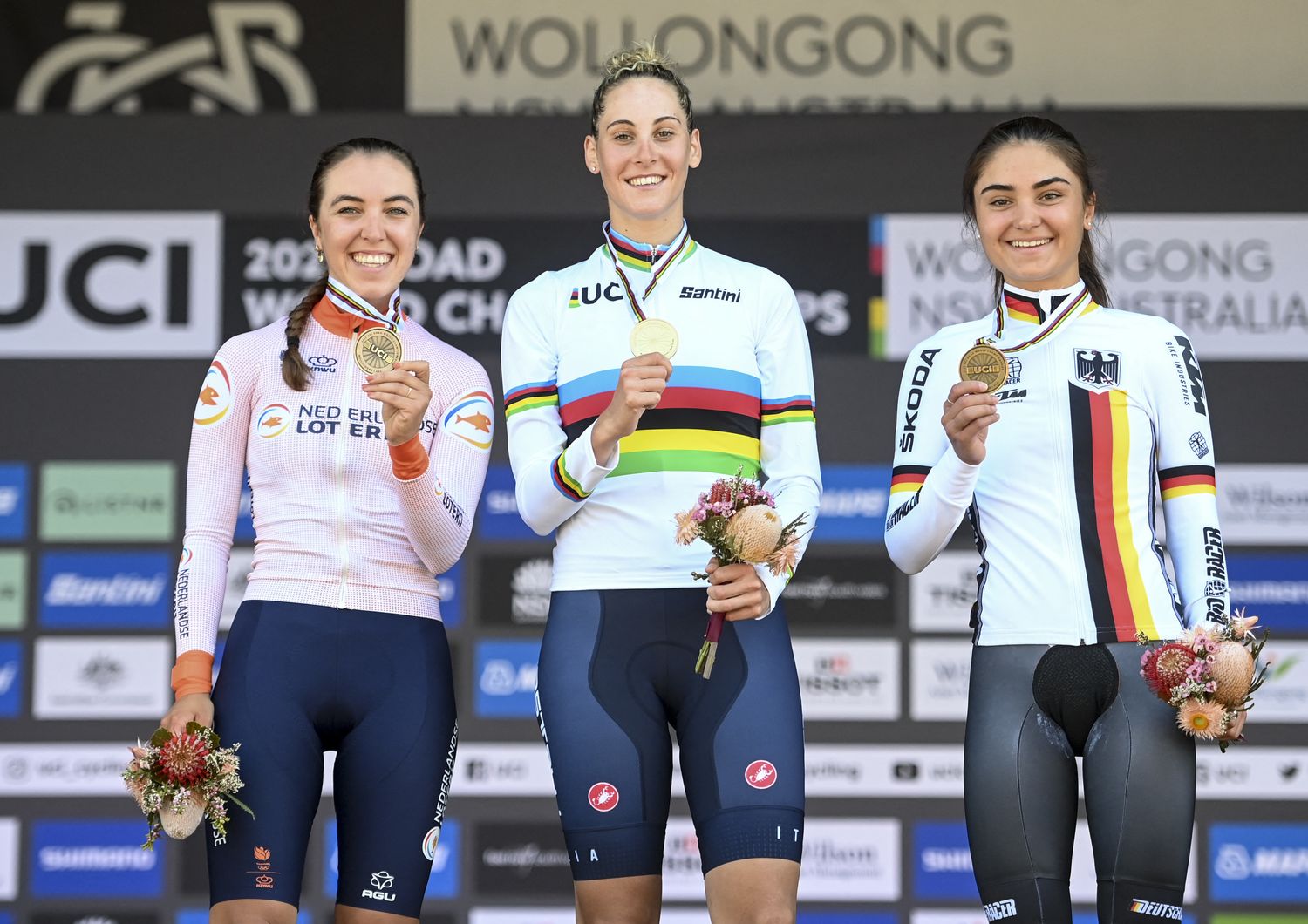 Vittoria Guazzini (oro) al centro del podio