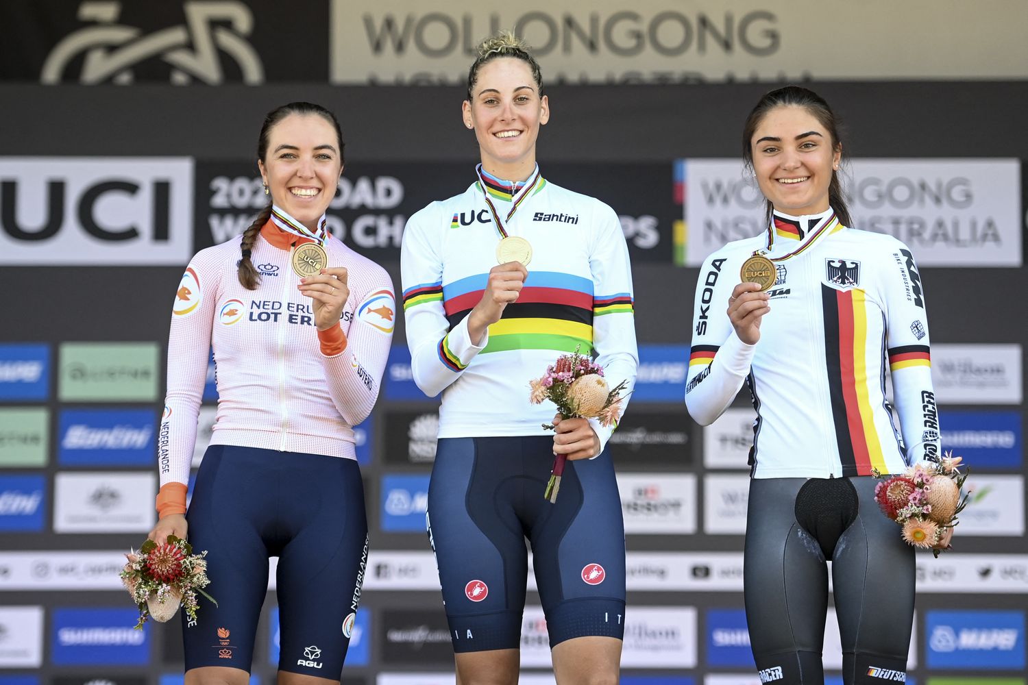 Vittoria Guazzini (oro) al centro del podio
