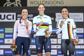 Vittoria Guazzini (oro) al centro del podio