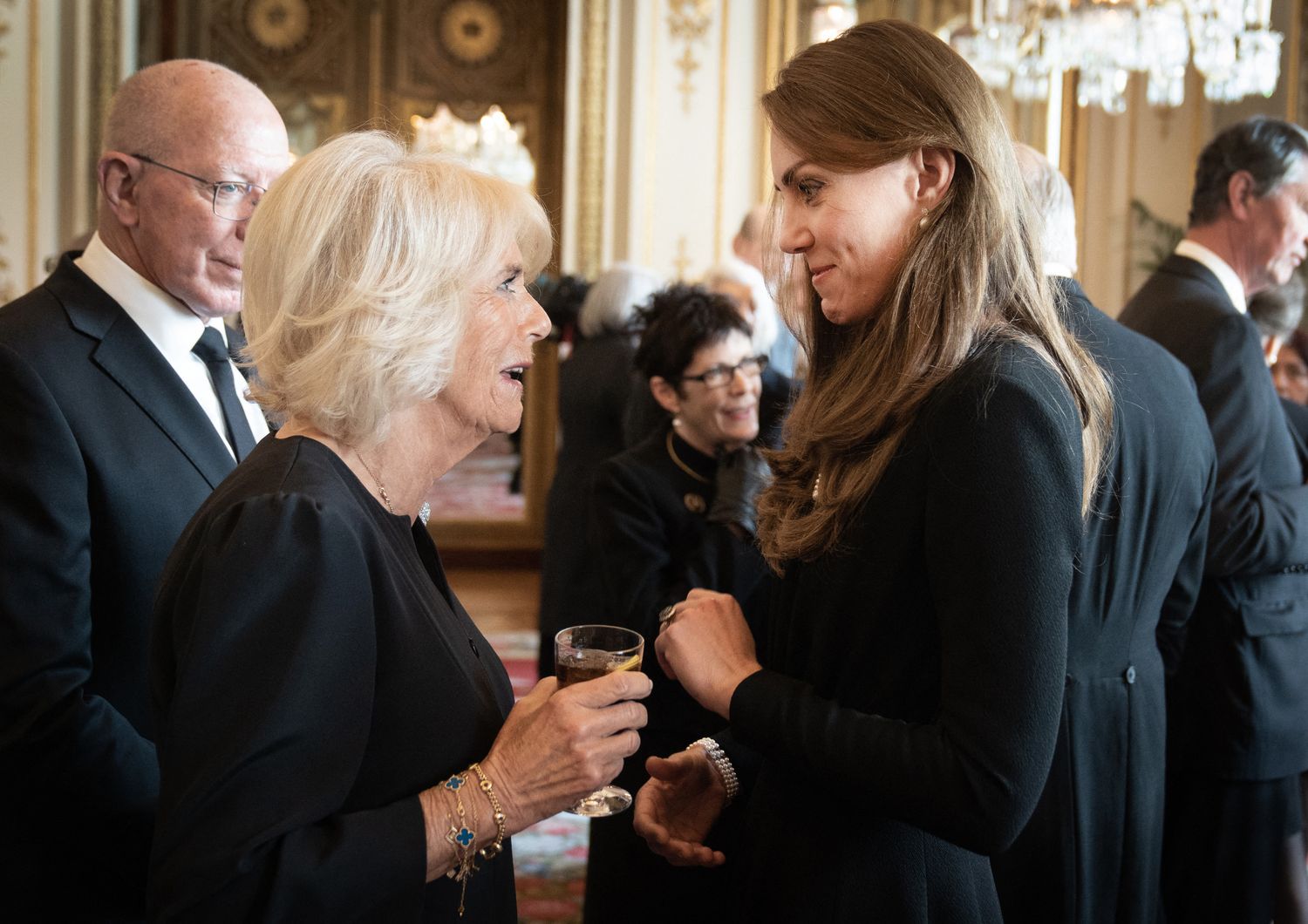 Camilla omaggio a regina ritagliato ruolo in mondo uomini