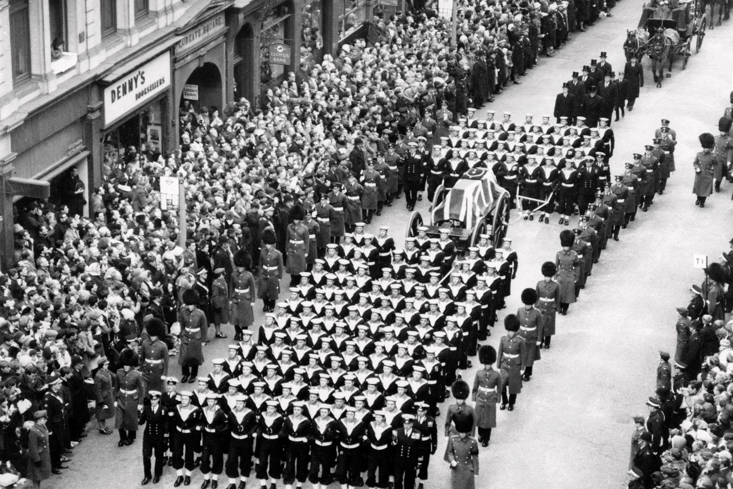 La bara di Winston Churchill sull'affusto di cannone scortato dai marines britannici