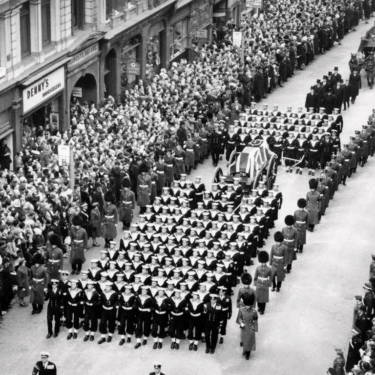 La bara di Winston Churchill sull'affusto di cannone scortato dai marines britannici