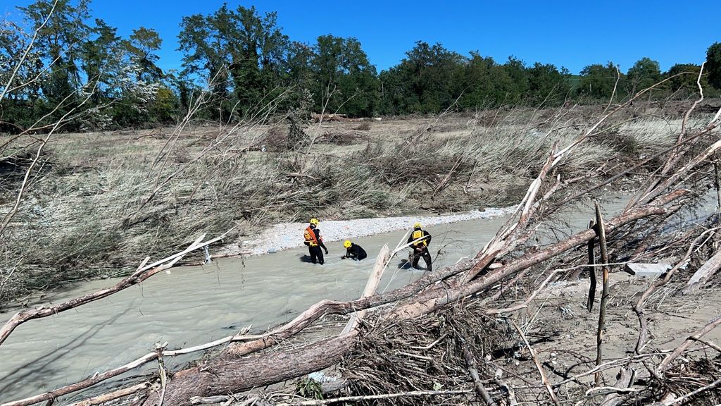 Carabinieri cercano i dispersi nel fiume Misa