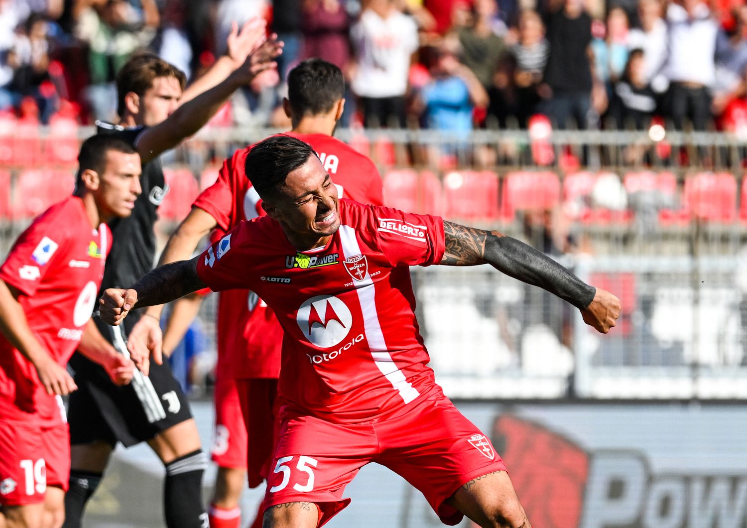 L'esultanza dei giocatori del Monza dopo l'1-0 con la Juventus