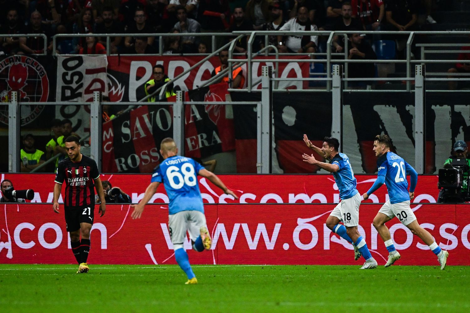 Simeone esulta dopo il gol al Milan