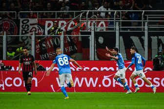 Simeone esulta dopo il gol al Milan