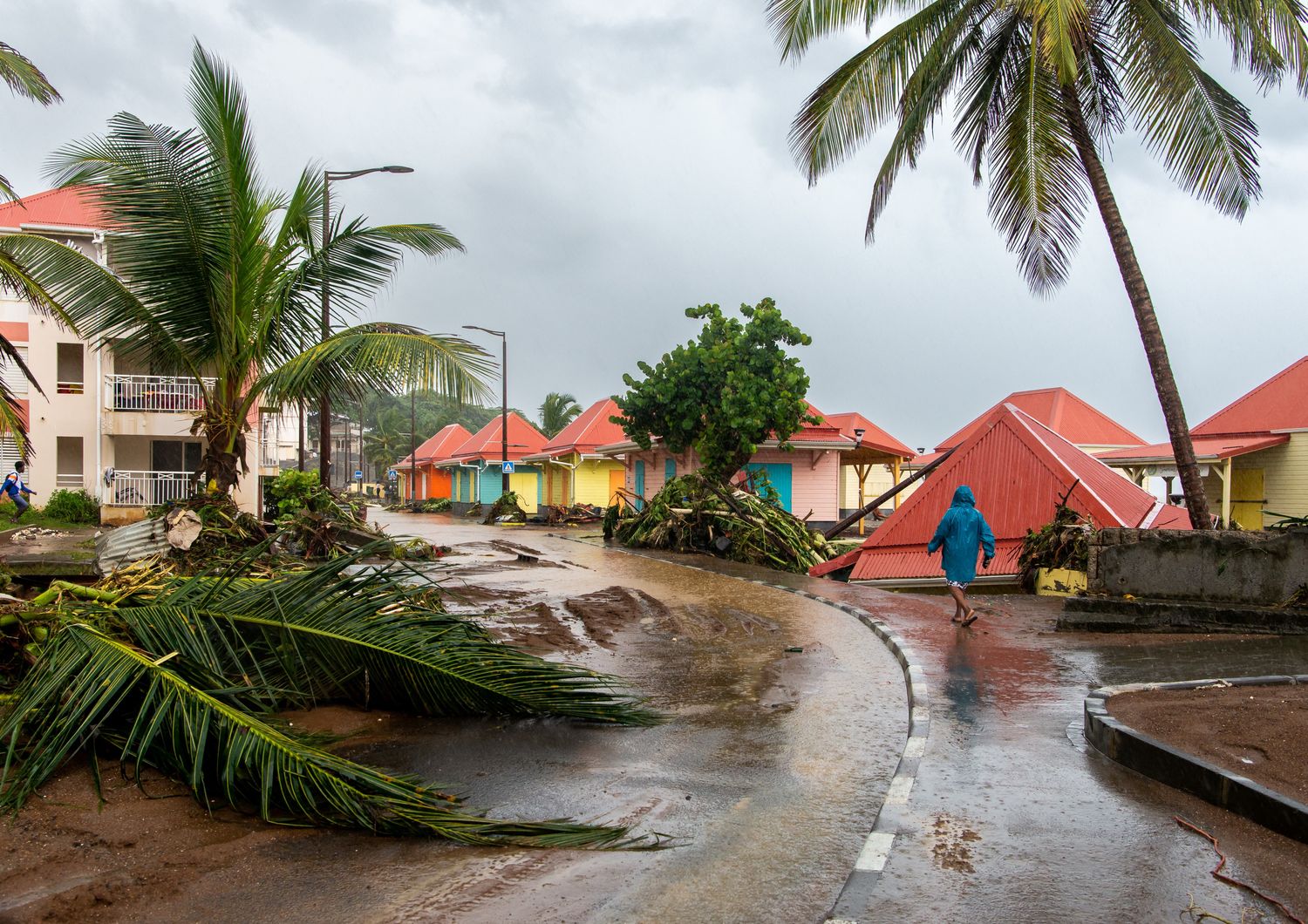Gli effetti dell'uragano Fiona sull'isola di Guadalupe
