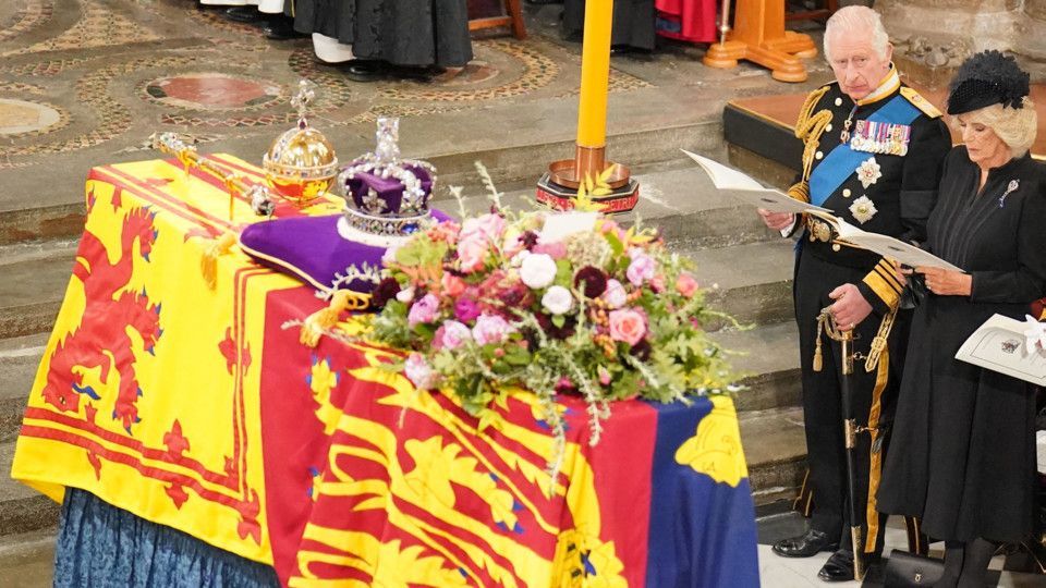 Re Carlo III vicino al feretro della regina Elisabetta