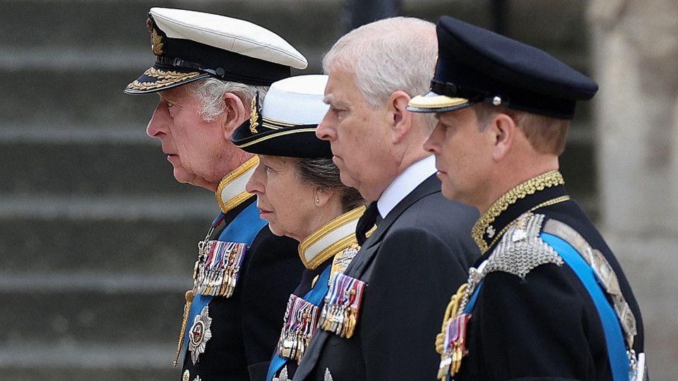 Carlo III assiste ai funerali della regina Elisabetta