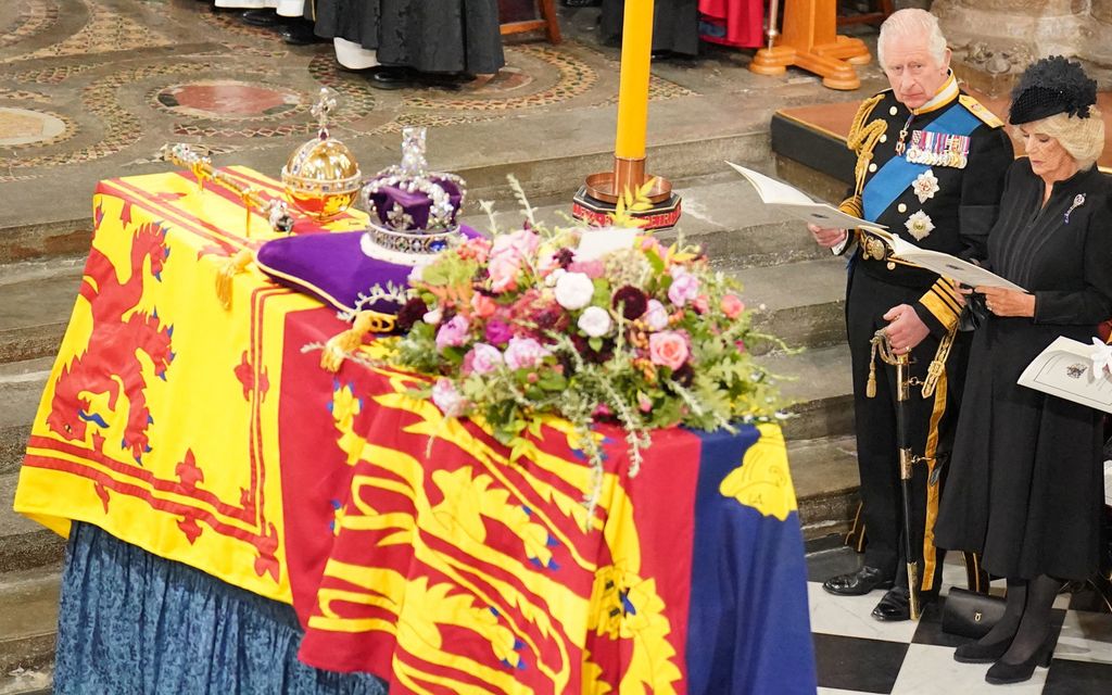 Re Carlo III vicino al feretro della regina Elisabetta
