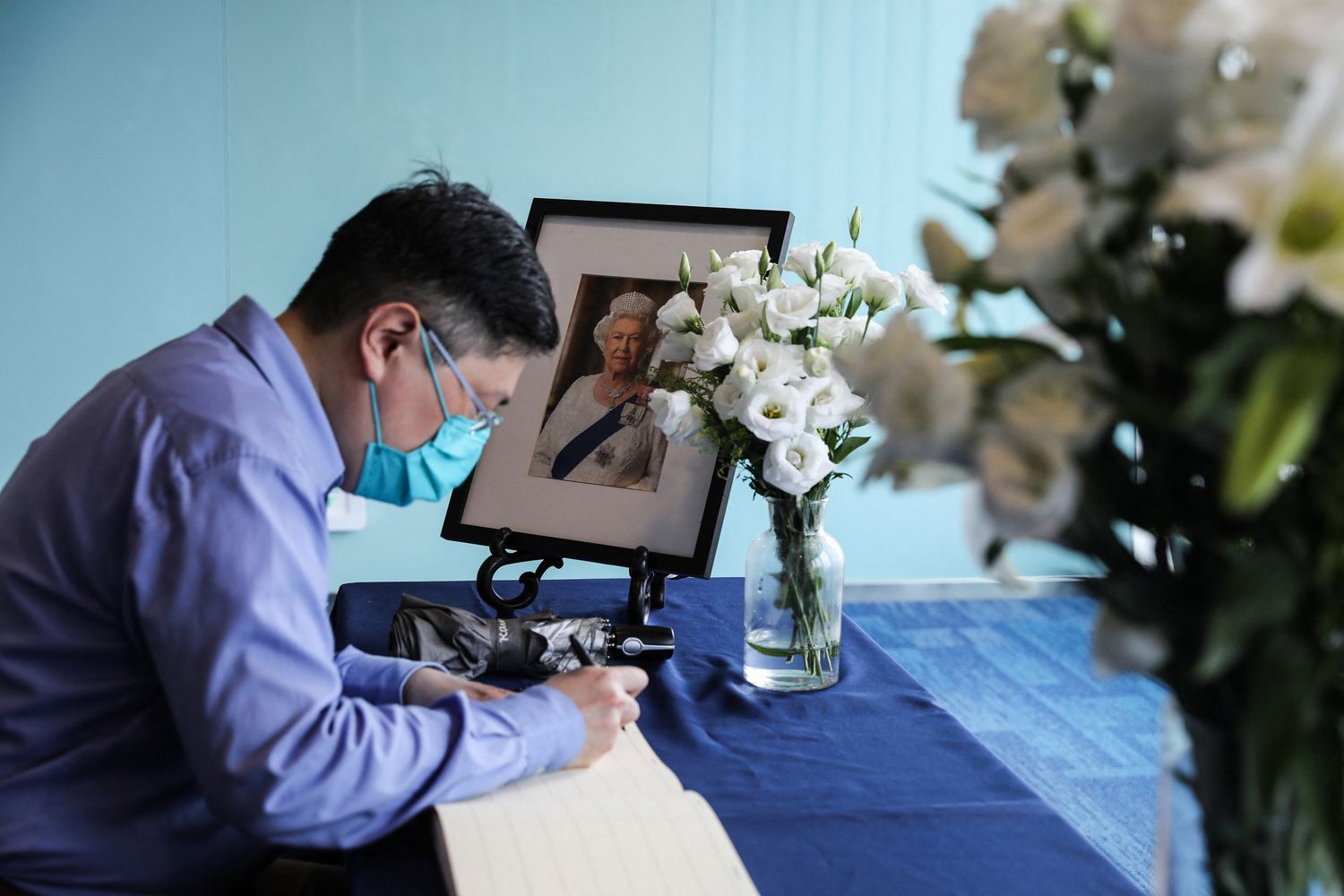 Un taiwanese firma il registro delle condoglianze nell'ufficio di rappresentanza britannico a Taipei