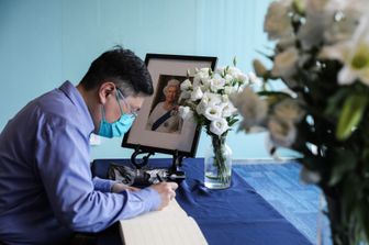 Un taiwanese firma il registro delle condoglianze nell'ufficio di rappresentanza britannico a Taipei