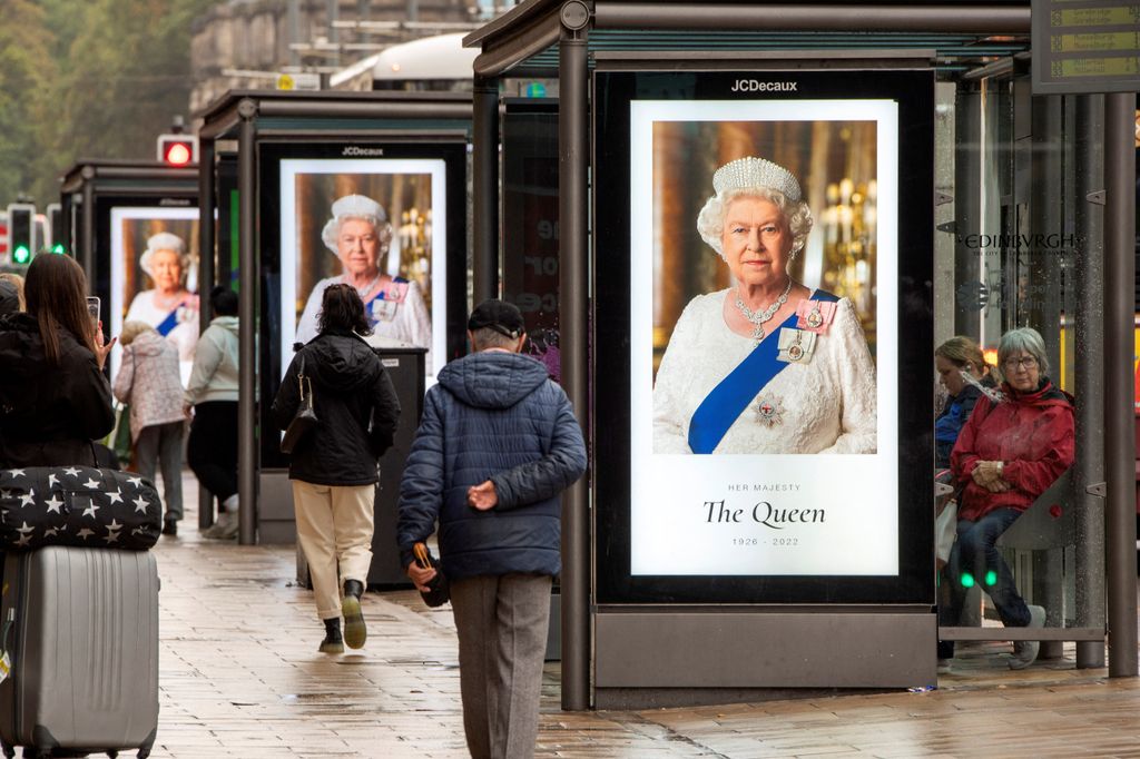 L&rsquo;immagine commemorativa della regina Elisabetta in giro per Londra