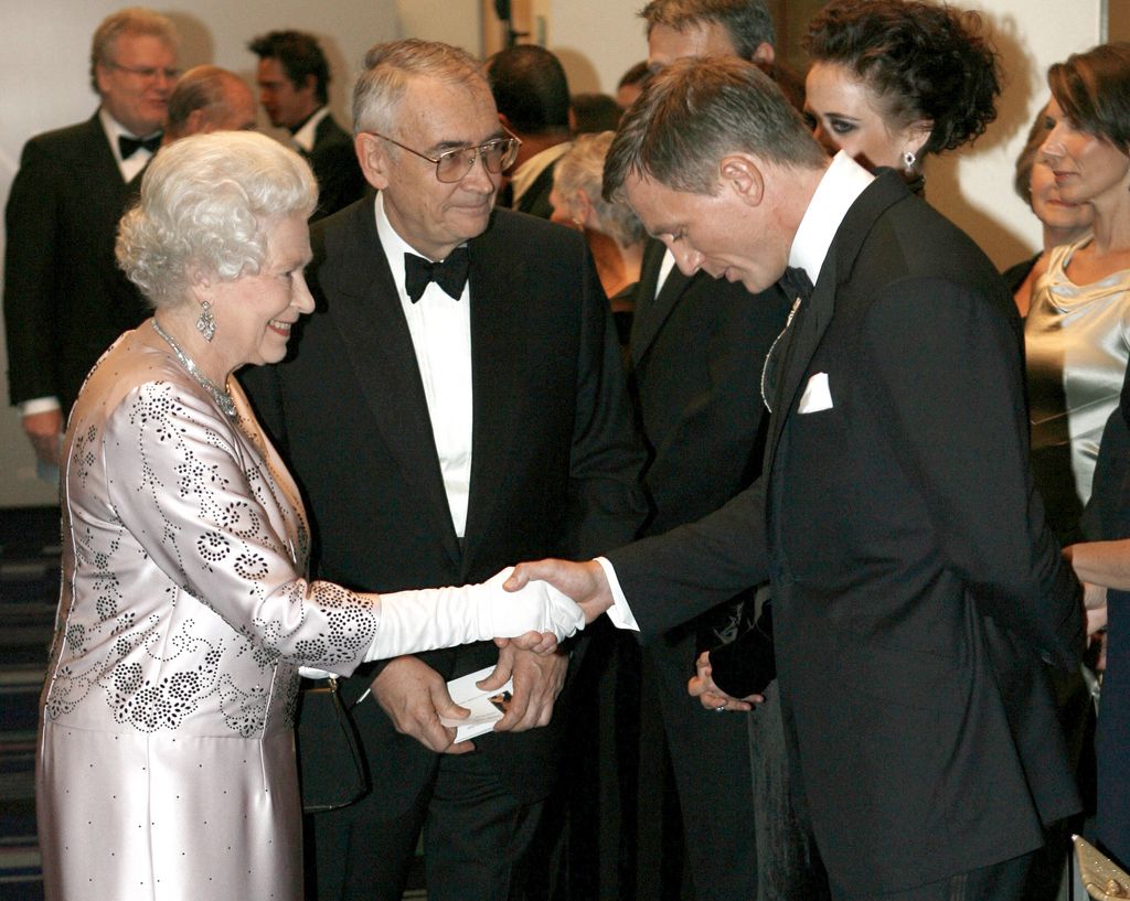 L&rsquo;incontro tra la regina Elisabetta e Daniel Craig, l&rsquo;ultimo James Bond