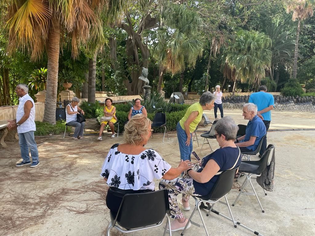 Il gruppo di pazienti Alzheimer durante la musicoterapia all&rsquo;Orto Botanico di Palermo&nbsp;