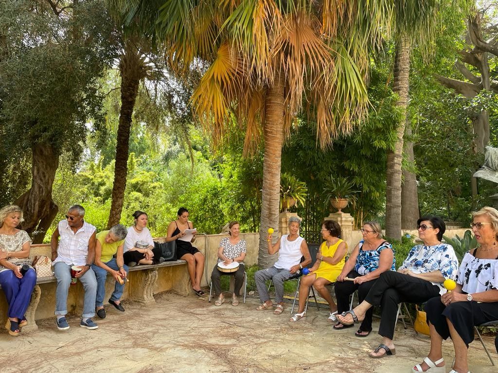 Il gruppo di pazienti Alzheimer durante la musicoterapia all&rsquo;Orto Botanico di Palermo&nbsp;