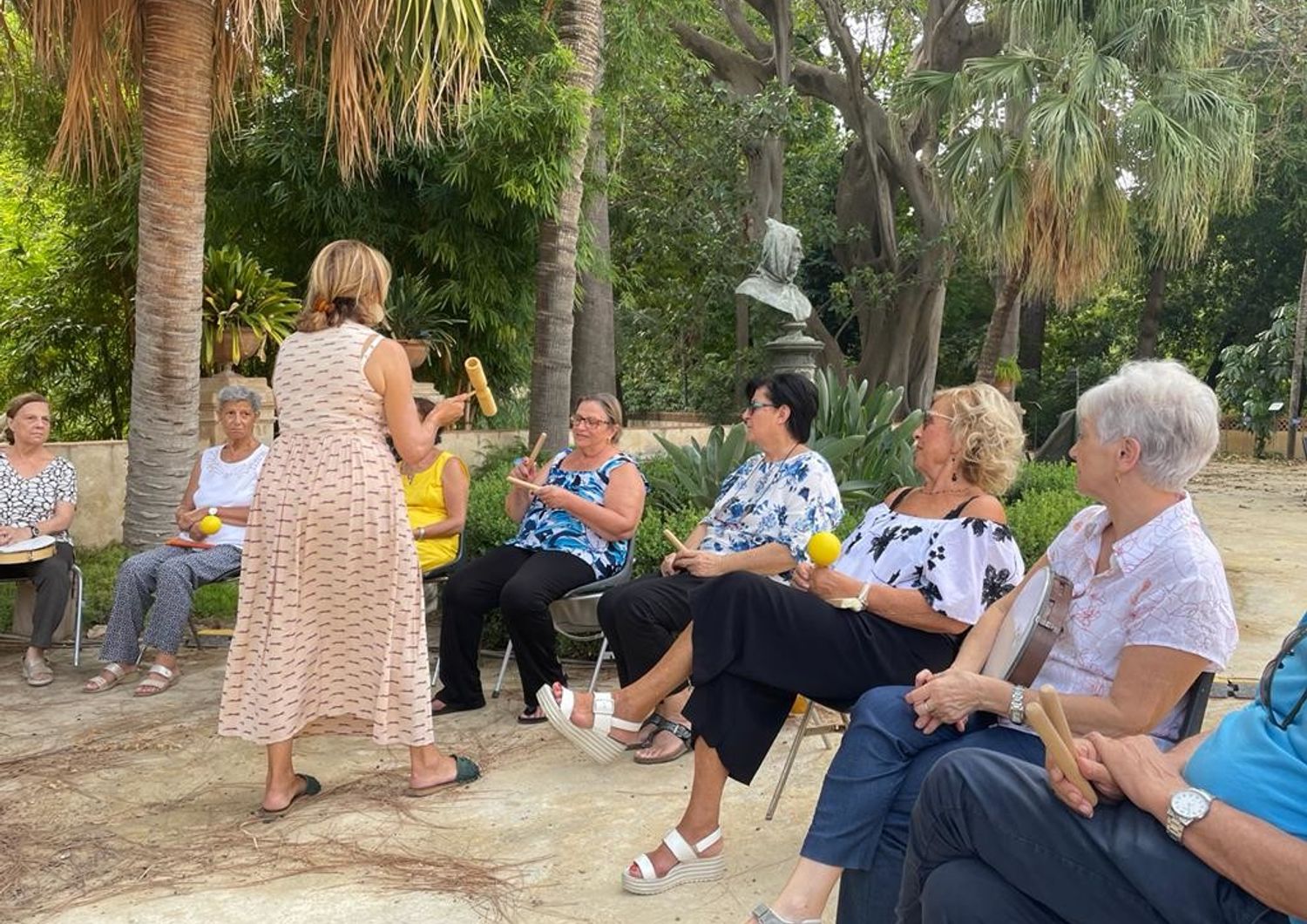 Il gruppo di pazienti Alzheimer durante la musicoterapia all&rsquo;Orto Botanico di Palermo&nbsp;