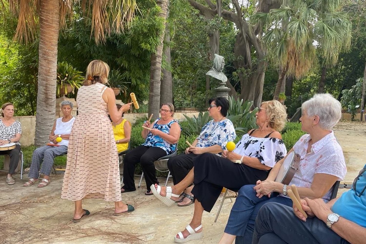 Il gruppo di pazienti Alzheimer durante la musicoterapia all&rsquo;Orto Botanico di Palermo&nbsp;