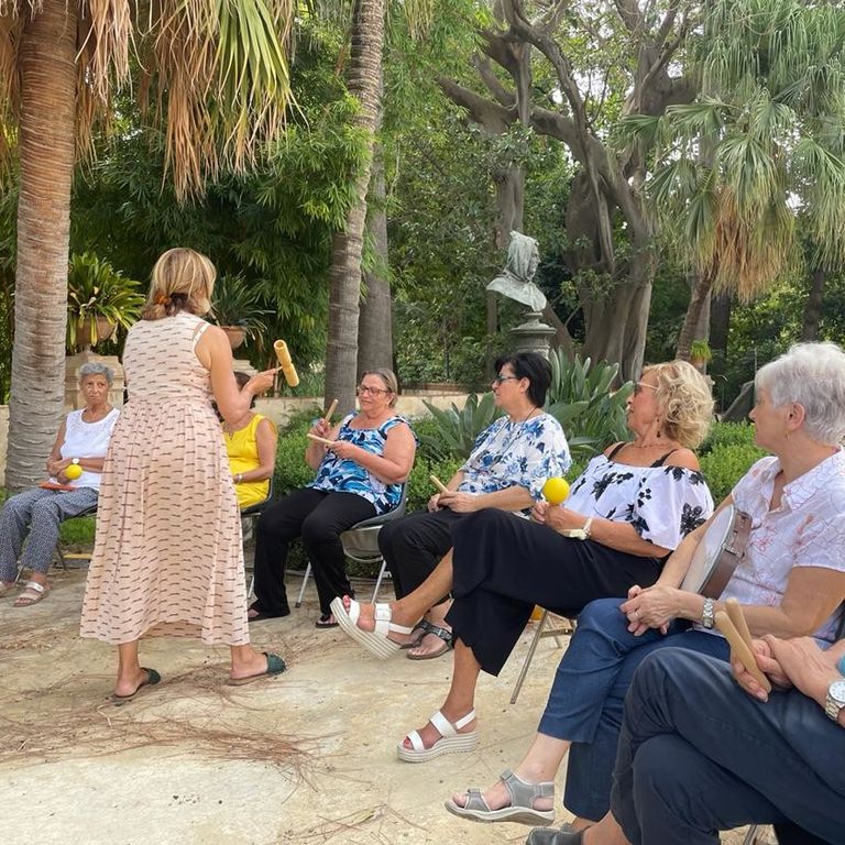 Il gruppo di pazienti Alzheimer durante la musicoterapia all&rsquo;Orto Botanico di Palermo&nbsp;