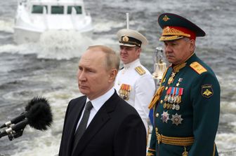 Il presidente russo Vladimir Putin e il ministro della Difesa Serghei Shoigu