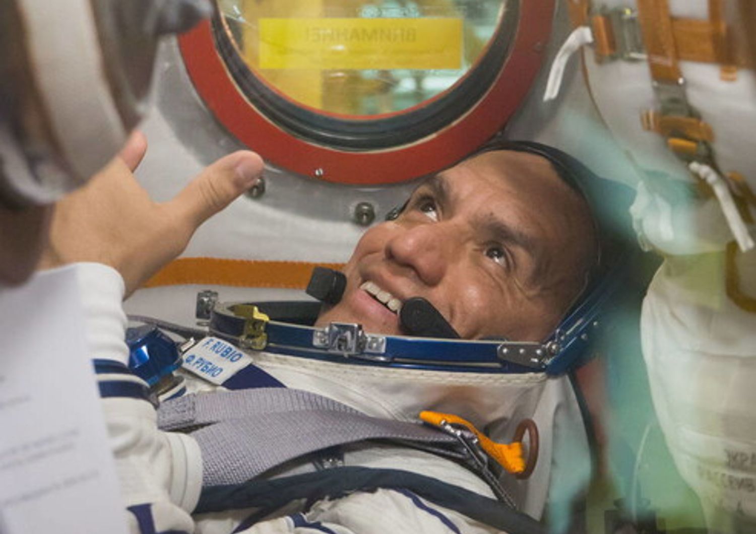 Frank Rubio da 6 mesi in orbita chiama la moglie: «Cara, non torno