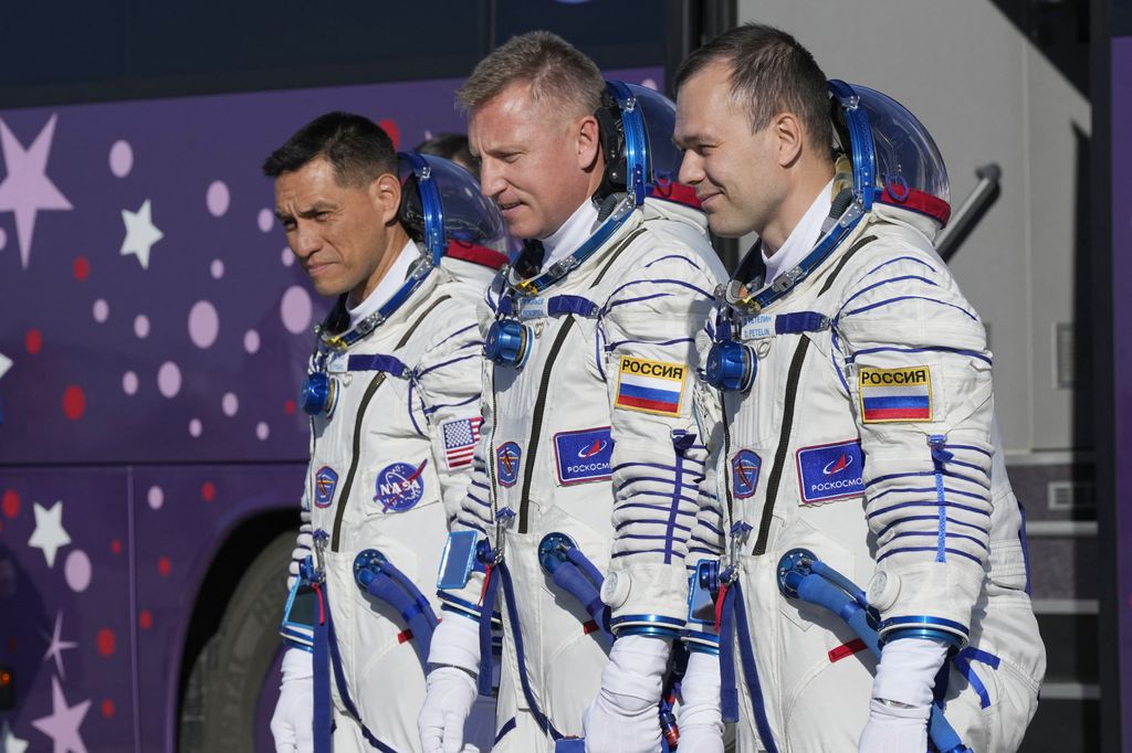 I cosmonauti russi Sergey Prokopyev e Dmitri Petelin con l'astronauta della Nasa Frank Rubio,&nbsp;