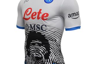 La versione da trasferta della maglia con cui il Napoli ha commemorato Diego Maradona in campo
