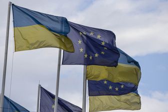 Le bandiere dell'Ucraina e dell'Ue