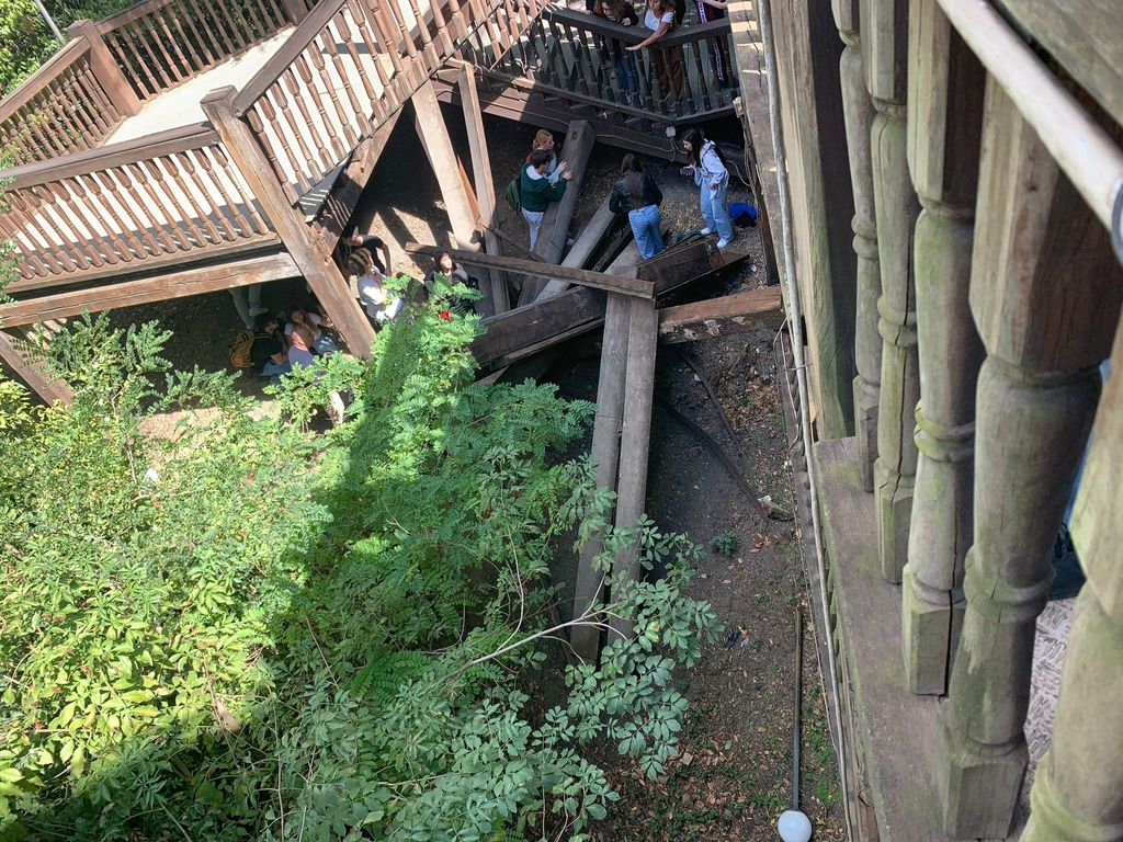 Foto scattata dagli studenti dopo il crollo al Globe Theatre &nbsp;